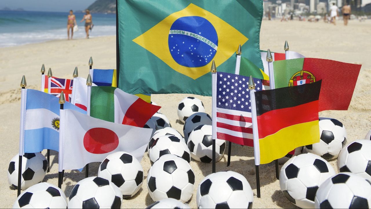 Обои brazil, fifa, world cup, 2014, пляж, мячи, футбол, болельщики