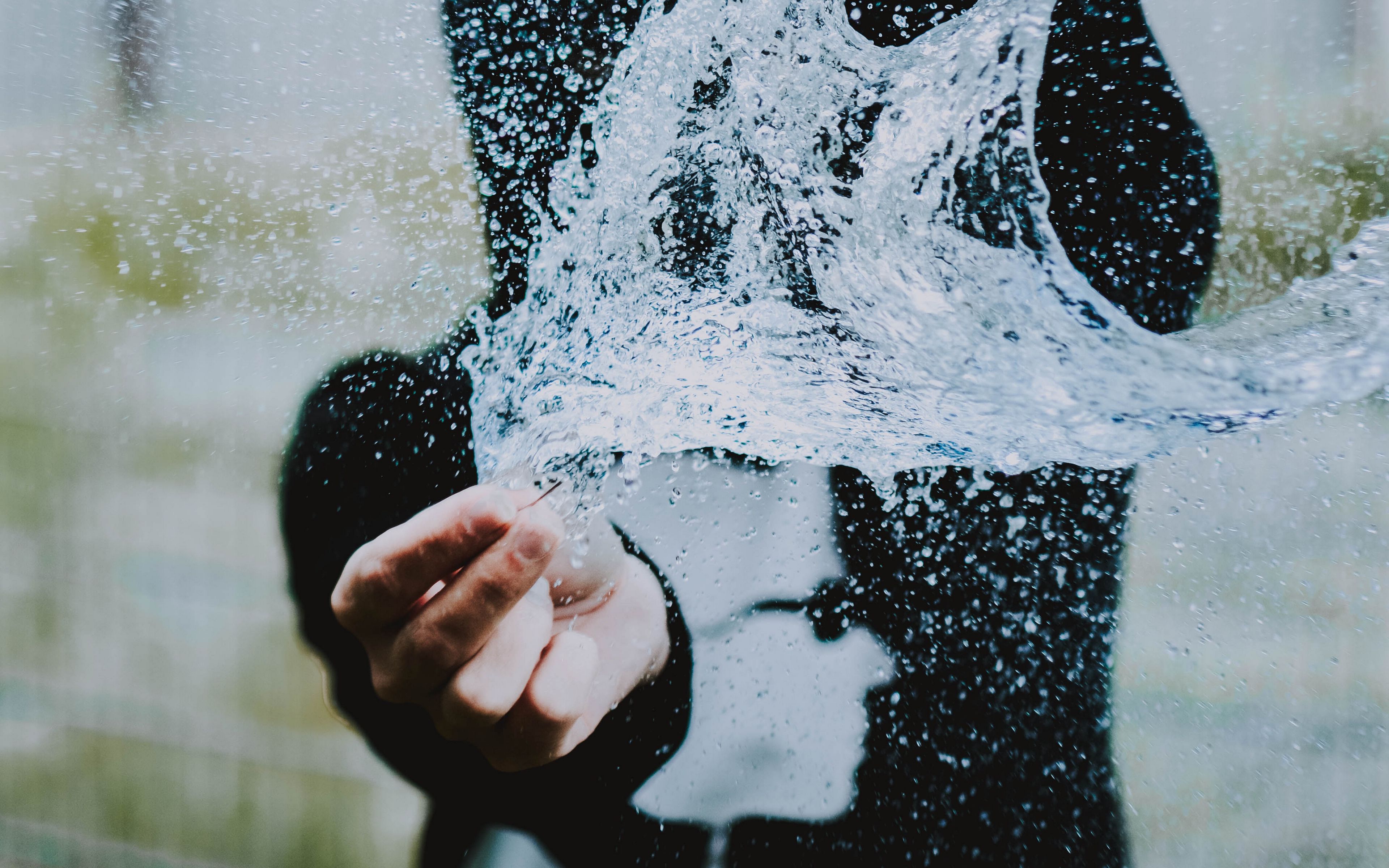 Лопающиеся пузырьки при дыхании. Вода в ладонях. Фотосессия с брызгами воды на улице в Мороз. Мальчик брызгается водой. Брызгаюсь.