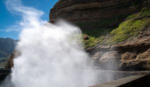 Превью обои брызги, вода, скалы