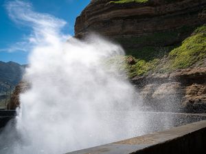 Превью обои брызги, вода, скалы
