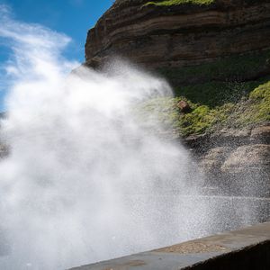 Превью обои брызги, вода, скалы