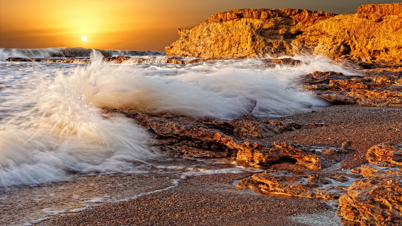 Обои брызги, волна, всплеск, камни, пористые, море, скалы, берег, закат, солнце, диск, оранжевый