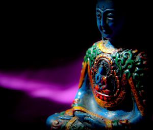 Превью обои будда, буддизм, медитация, статуэтка, скульптура, тени, темный