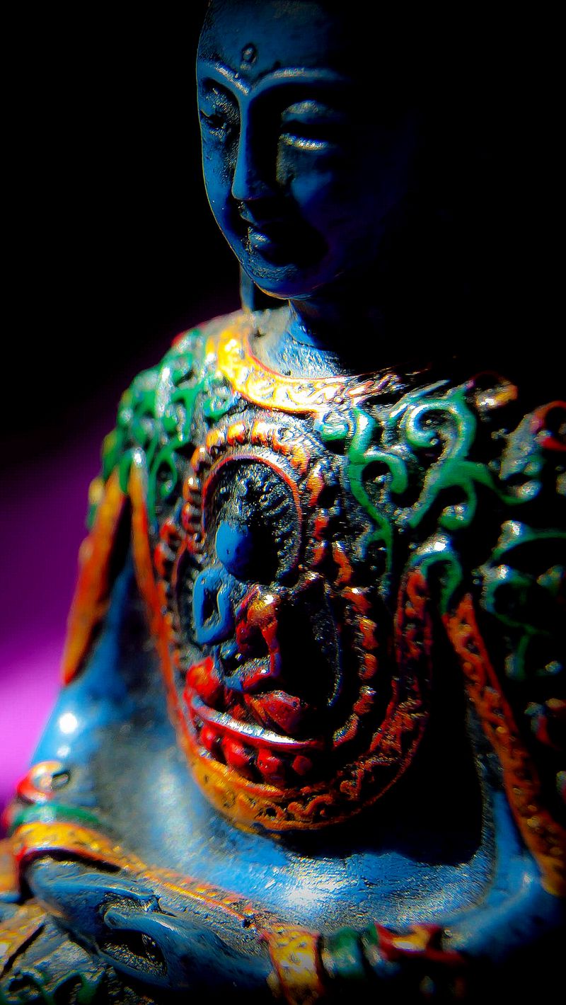 800x1420 будда, буддизм, медитация, статуэтка, скульптура, тени, темный обо...