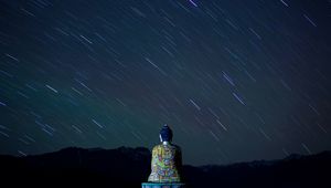 Превью обои будда, статуя, буддизм, звездное небо, ночь