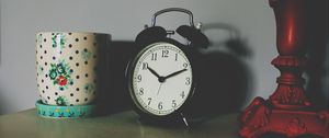 Превью обои будильник, часы, стол