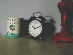 Превью обои будильник, часы, стол
