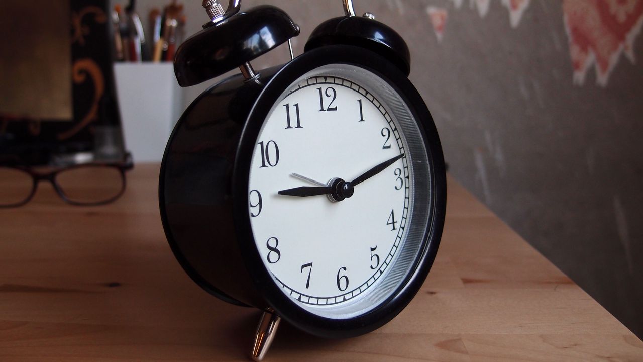 Обои будильник, часы, время, циферблат, стол, очки