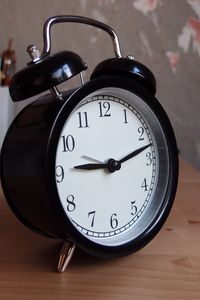 Превью обои будильник, часы, время, циферблат, стол, очки