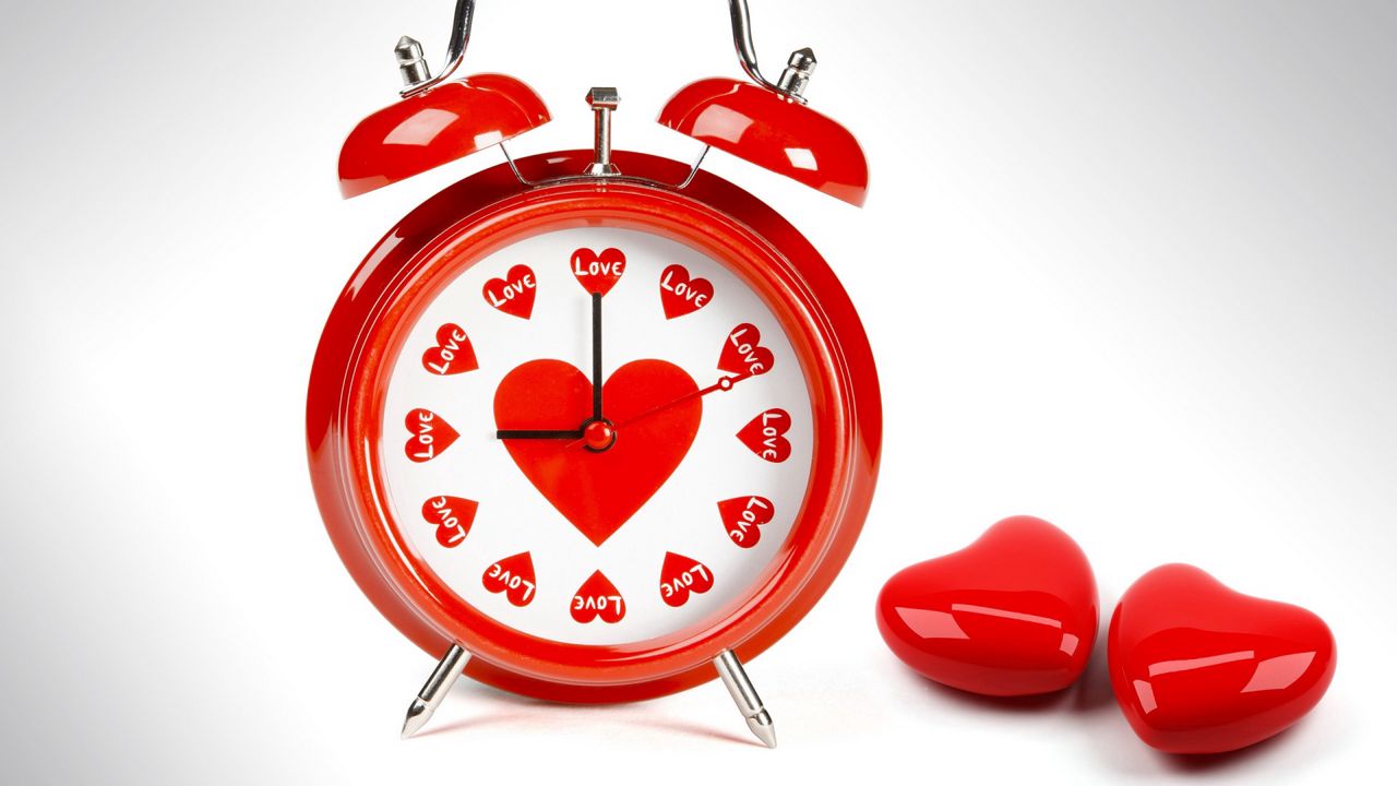 Обои будильник, сердце, любовь, красный
