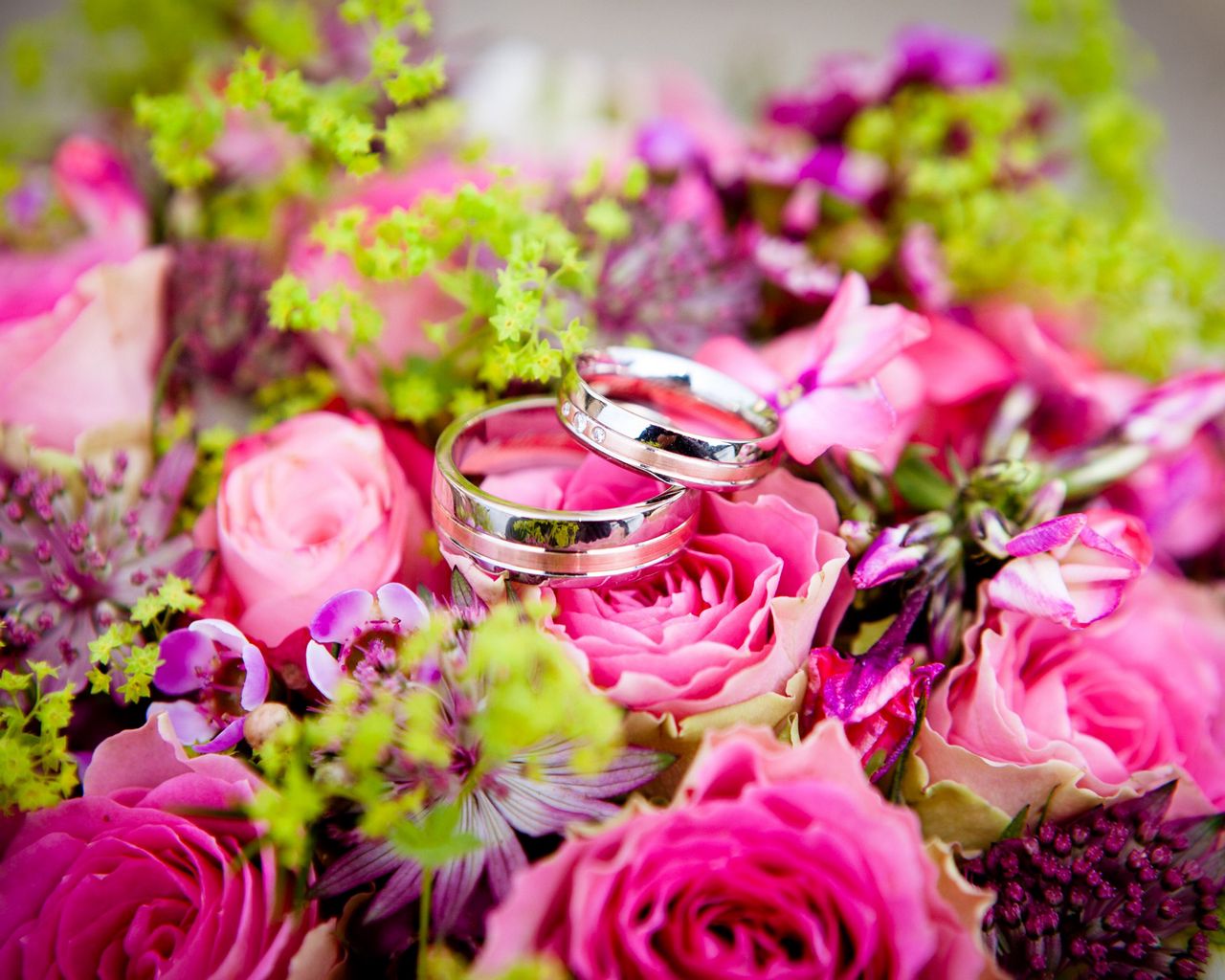 Свадебные кольца в букете