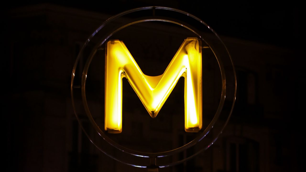 Обои буква, метро, подсветка, темный