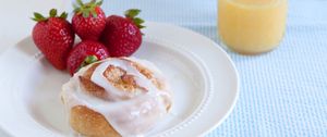Превью обои булочка, клубника, ягоды, десерт