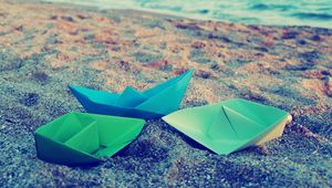 Превью обои бумажные кораблики, оригами, поверхность, песок