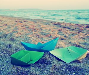 Превью обои бумажные кораблики, оригами, поверхность, песок
