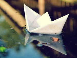Превью обои бумажный кораблик, вода, осень, оригами