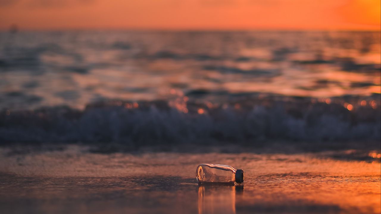 Обои бутылка, стекло, море, закат, берег, размытость