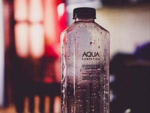 Превью обои бутылка, вода, капли
