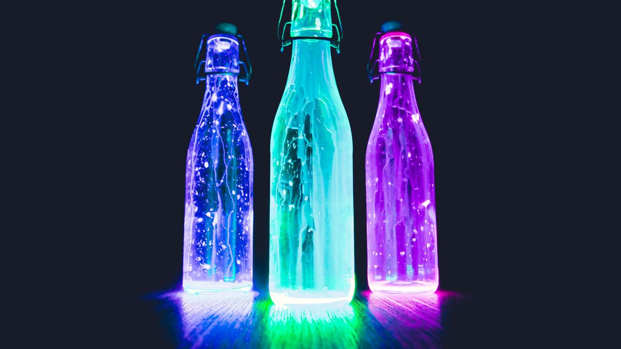 Обои бутылки, неон, свет, жидкость