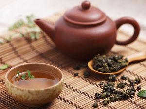 Превью обои чай, чайник, листья, прозрачный