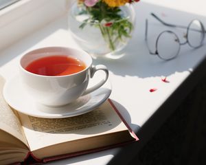 Превью обои чай, чашка, букет, книга, цветы, очки