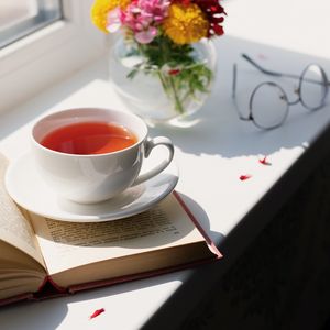 Превью обои чай, чашка, букет, книга, цветы, очки