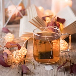 Превью обои чай, чашка, книга, гирлянды, листья, уют
