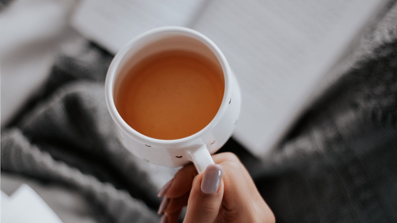 Обои чай, чашка, рука, книга, чтение