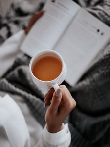Превью обои чай, чашка, рука, книга, чтение