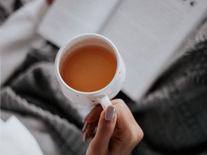 Превью обои чай, чашка, рука, книга, чтение