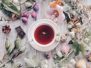Превью обои чай, чашка, цветы, шоколад, деревянный