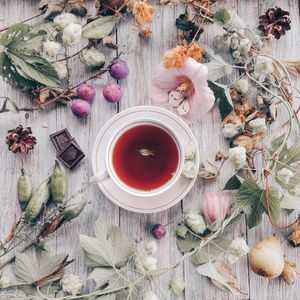 Превью обои чай, чашка, цветы, шоколад, деревянный
