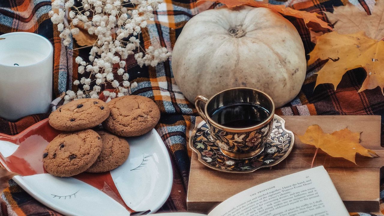 Обои чай, книга, осень, печенье, листья, тыква