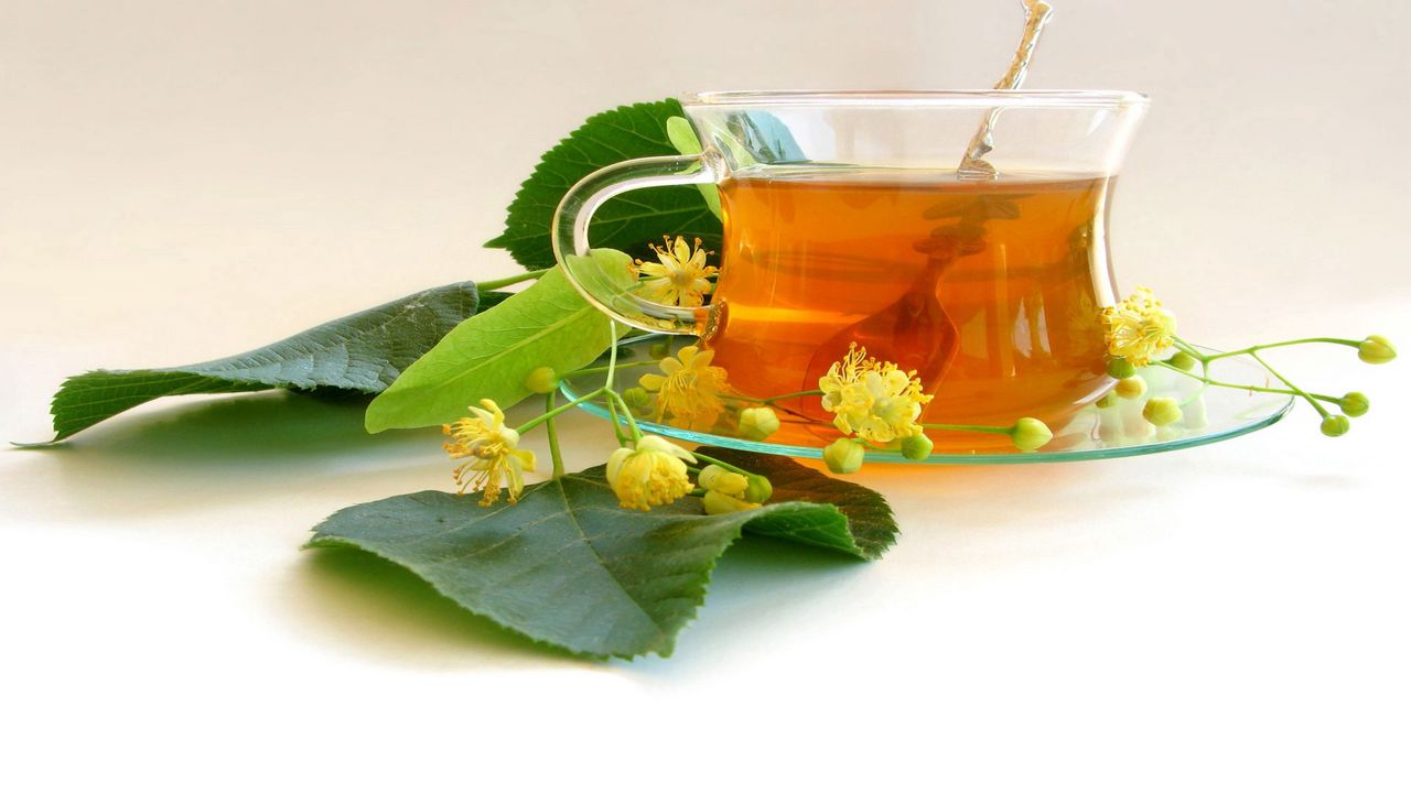 Обои чай, липа, цветы, листья, чашка