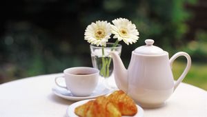 Превью обои чай, стол, сад, заварка, цветы, чашка, стакан, булочки