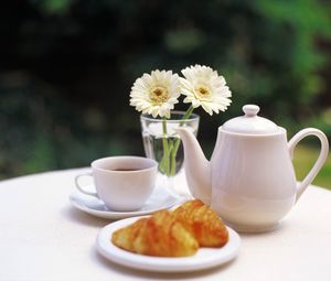 Превью обои чай, стол, сад, заварка, цветы, чашка, стакан, булочки