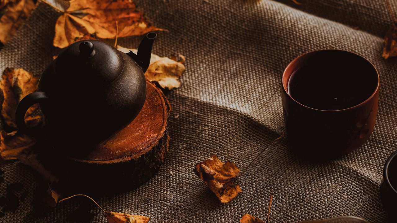 Обои чайник, осень, листья, ткань