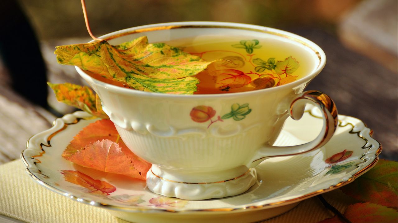 Обои чашка, чай, напиток, осень, листья