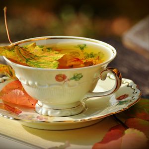 Превью обои чашка, чай, напиток, осень, листья