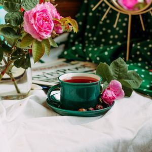 Превью обои чашка, чай, розы, цветы, натюрморт