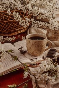 Превью обои чашка, чай, шоколад, книга, цветы