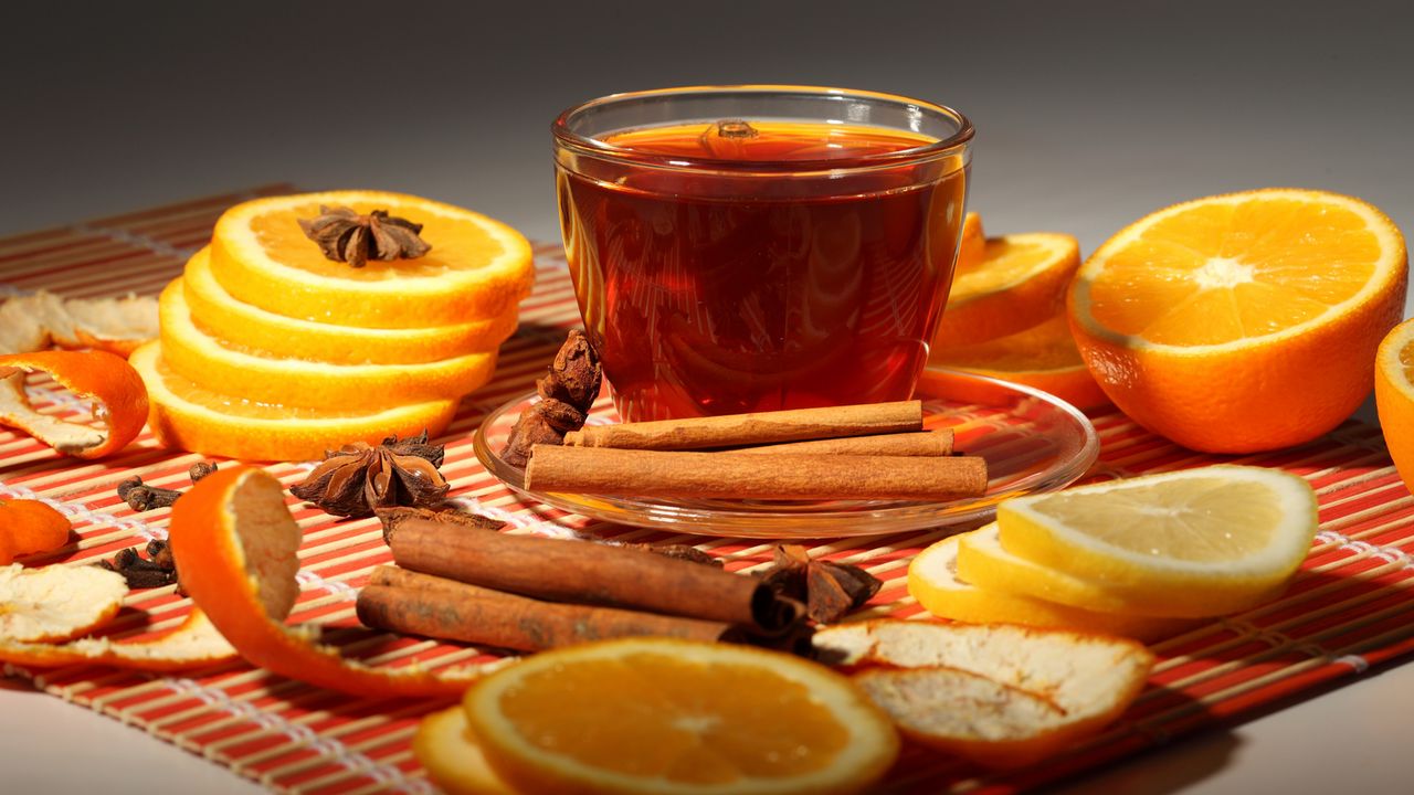 Обои чашка, чай, стекло, апельсины, корица, кожура, ваниль