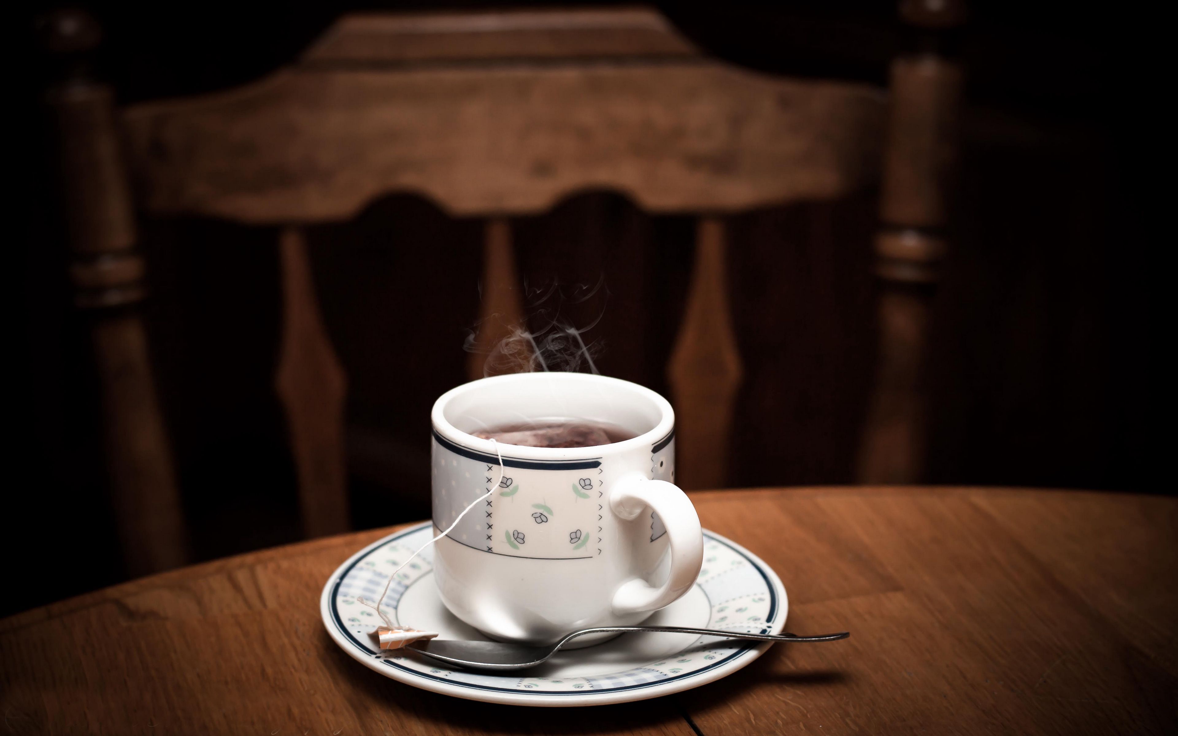 лепс чашка кофе на столе