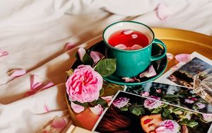 Превью обои чашка, чай, цветок, лепестки, фотографии