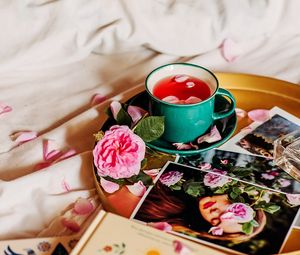 Превью обои чашка, чай, цветок, лепестки, фотографии