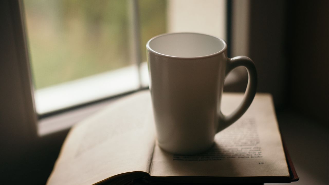 Обои чашка, книга, чтение, окно
