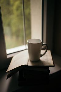 Превью обои чашка, книга, чтение, окно