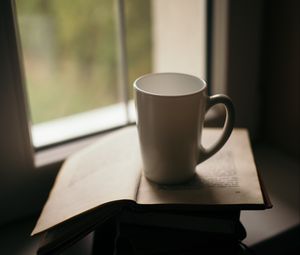 Превью обои чашка, книга, чтение, окно