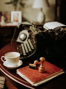 Превью обои чашка, книга, печатная машинка, винтаж