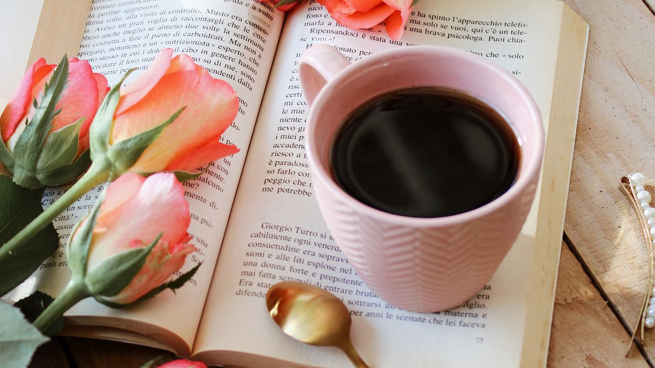 Обои чашка, книга, цветы, розы, чай